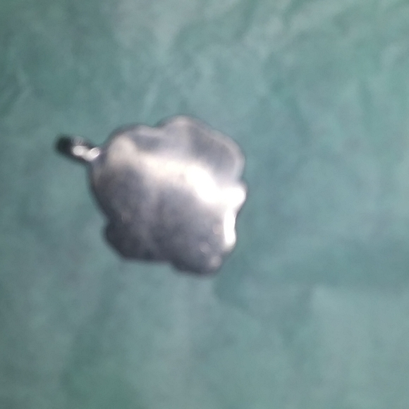 Dainty 1in FLOWER PENDANT - Picture 5 of 5